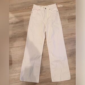 H&M High Rise Wide Leg Jeans
White Size 4
